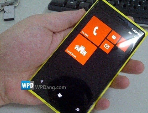 Fotos de um suposto Nokia com Windows Phone 8 aparecem 6