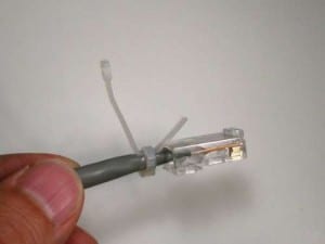 Gambiarra: Consertando lingueta de um conector RJ45 10