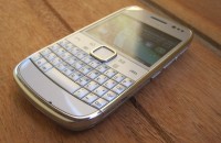Review do Nokia E6-00 com Symbian Anna 8