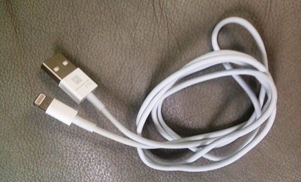 Vaza na internet foto de um cabo de 9 pinos do iPhone 5 1