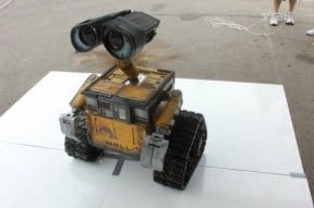 Vídeo: Homem Cria um robô Wall-E funcional 9