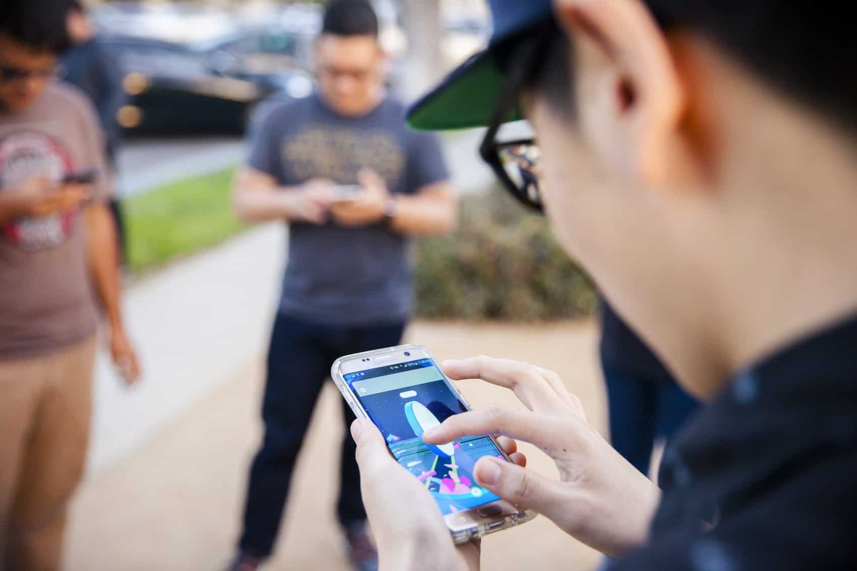 jogando pokemon smartphone com realidade aumentada