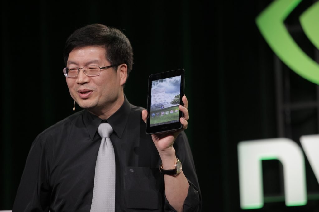 ASUS-CEO-Jerry-Shen-with-the-ASUS-MeMO-370T