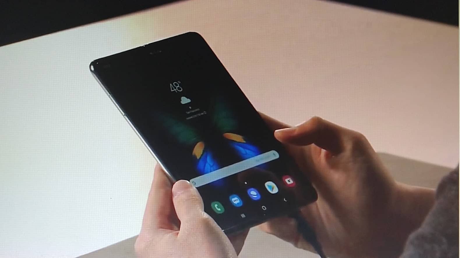 Samsung anuncia o Galaxy Fold, primeiro com tela dobrável 16