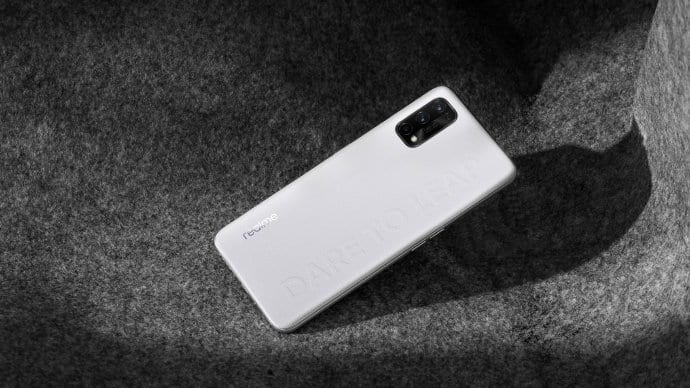 Smartphone da série Realme Q2 com acabamento em couro e design moderno