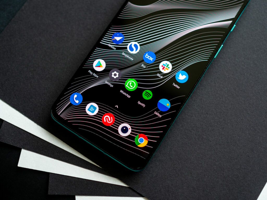 A desmontagem do OnePlus 8T revela as baterias duplas e o sistema de resfriamento interno