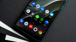 A desmontagem do OnePlus 8T revela as baterias duplas e o sistema de resfriamento interno