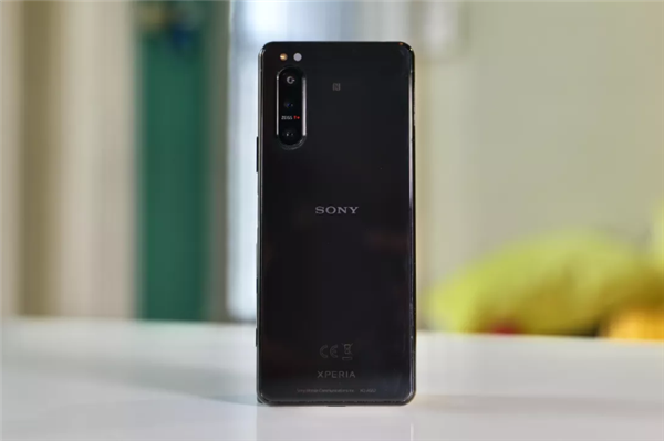 Vídeo de desmontagem do Sony Xperia 5 II revela uma folha de grafite para resfriar as câmeras