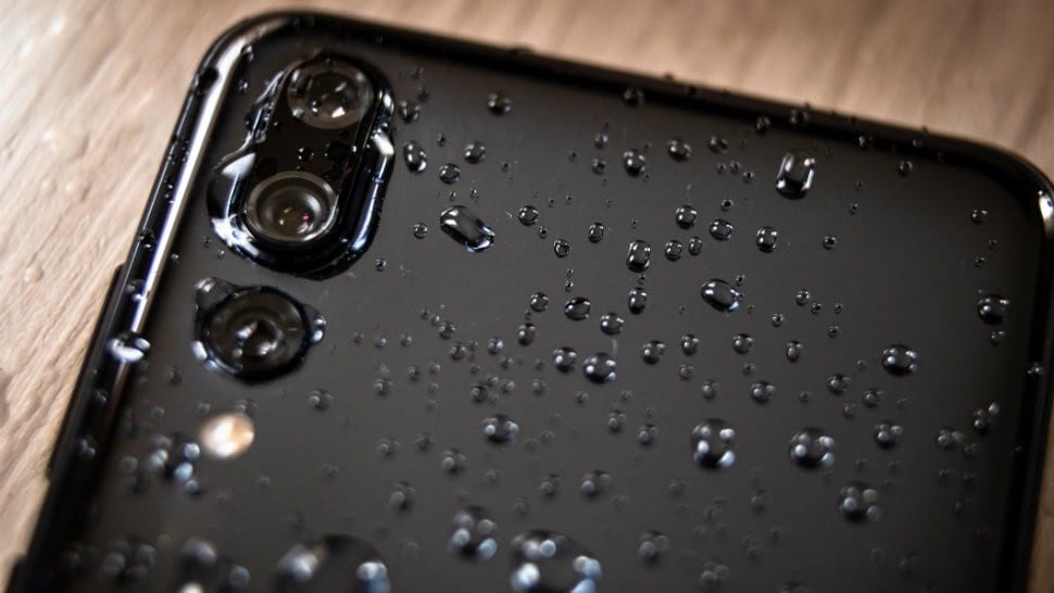 O que fazer (e não fazer) se você molhar seu telefone Android 1