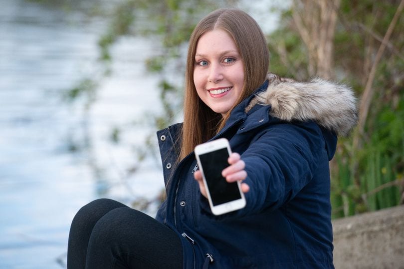 Mulher russa morre depois que seu iPhone caiu na banheira enquanto estava conectado a uma tomada