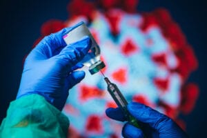 CDC aprova segundo reforço contra COVID-19 para +50 anos 1