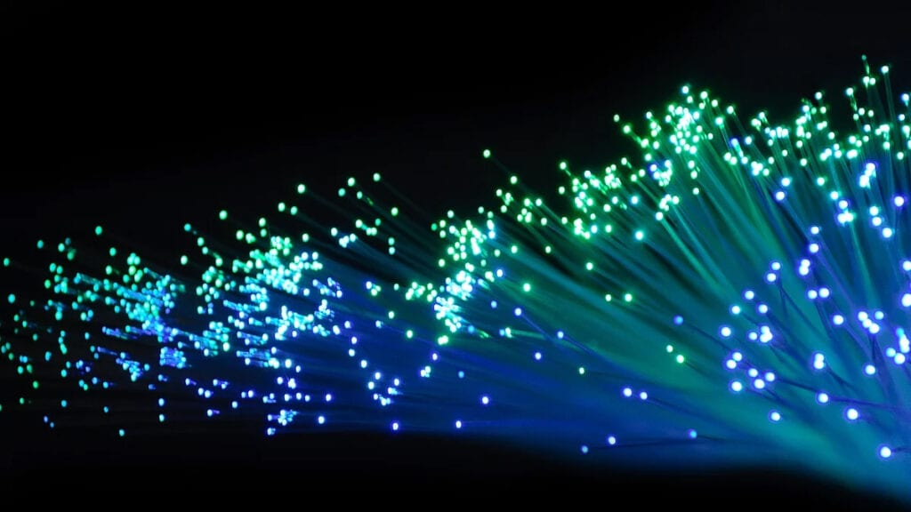 Na imagem vemos fios de fibra ótica