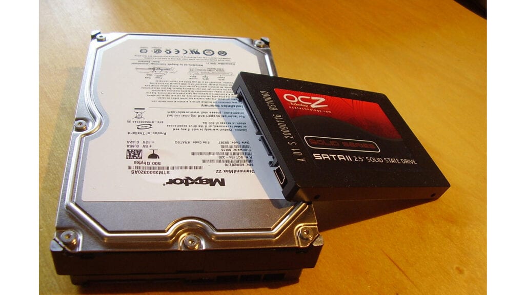 Na imagem vemos um HD e um SSD, formatar um SSD pode ser um processo complexo