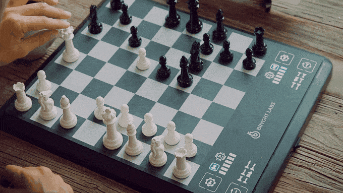 O tabuleiro de xadrez inteligente te ensina com recursos visuais