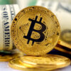 uma ilustração de um bitcoin ao lado de dinheiro em notas simbolizando o having
