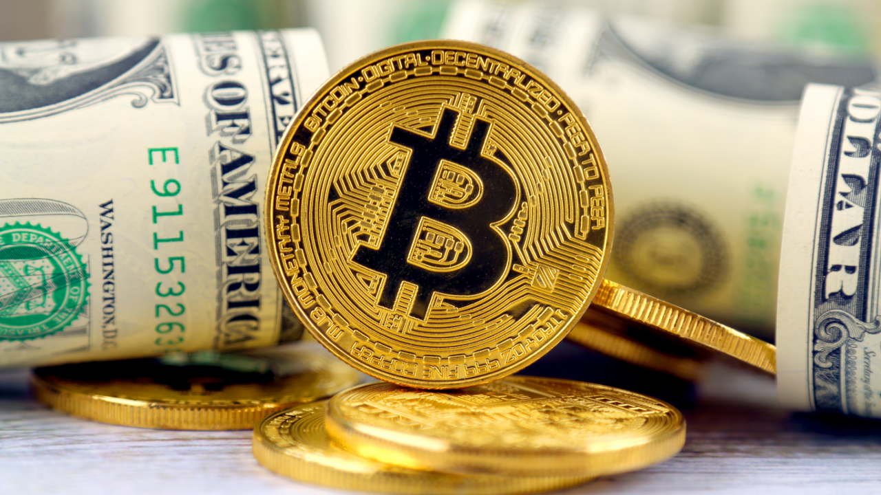 uma ilustração de um bitcoin ao lado de dinheiro em notas simbolizando o having