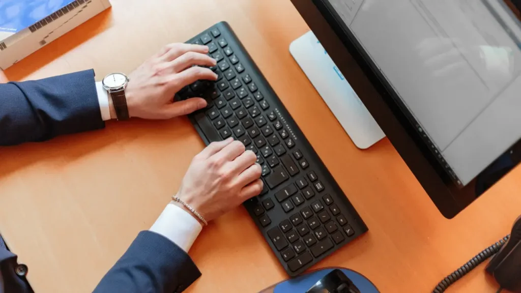 pessoa digitando no teclado do computador com antivírus