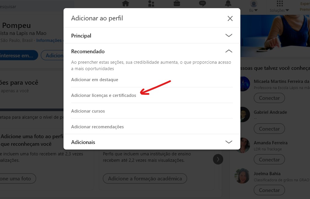 Clique no menu suspenso Recomendados e em Adicionar licenças e certificados - Como usar o Linkedin de maneira correta