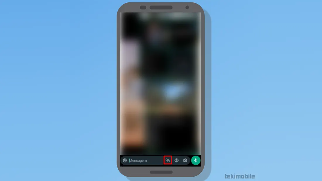 Toque no ícone de clips para ver a opção da câmera do WhatsApp