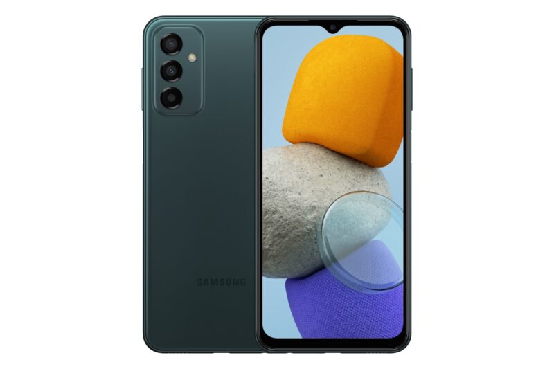 Frente do Samsung Galaxy M23 com sua câmera traseira tripla