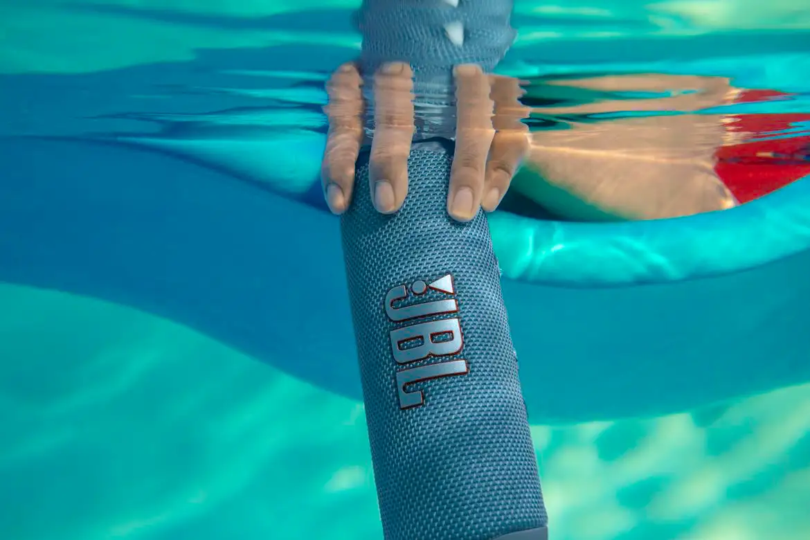 JBL Flip 6 azul dentro da piscina