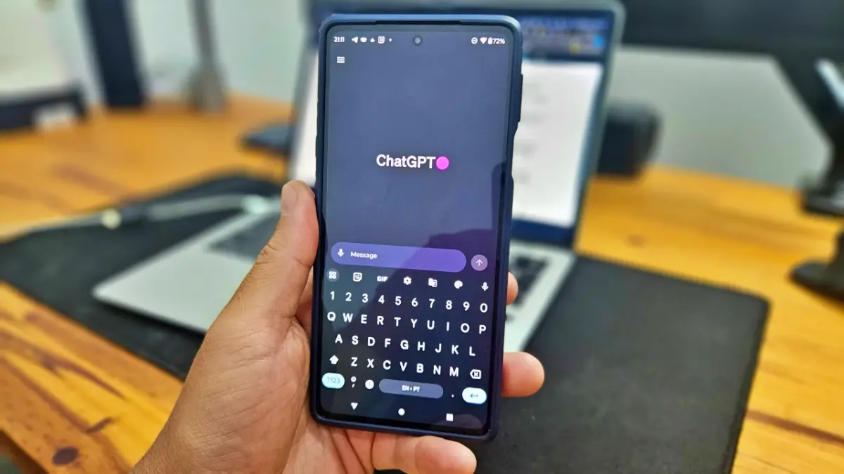 celular Android rodando o aplicativo ChatGPT