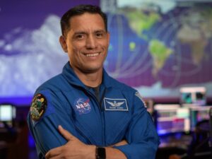 Astronauta está preso no espaço e não sabe quando voltar 1