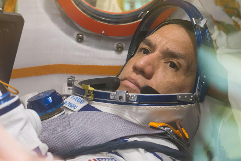Astronauta está preso no espaço e não sabe quando voltar 6