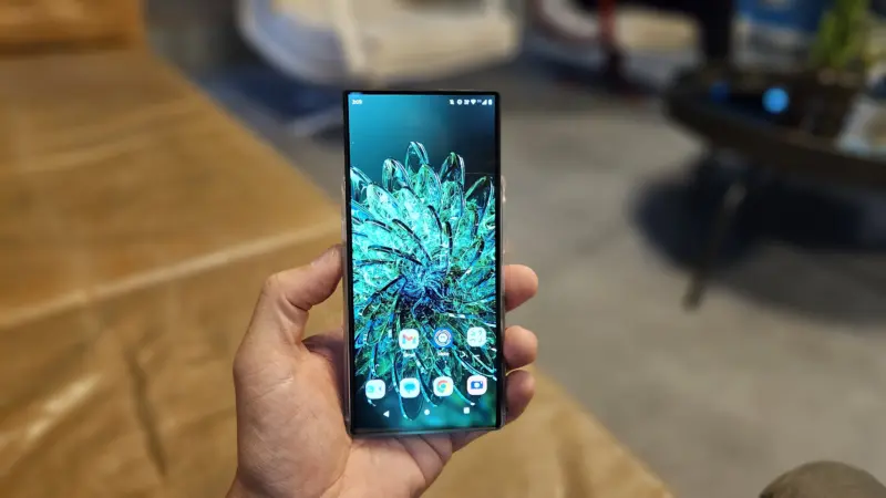 Testamos o celular da Motorola com tela enrolável, vejam o vídeo 2