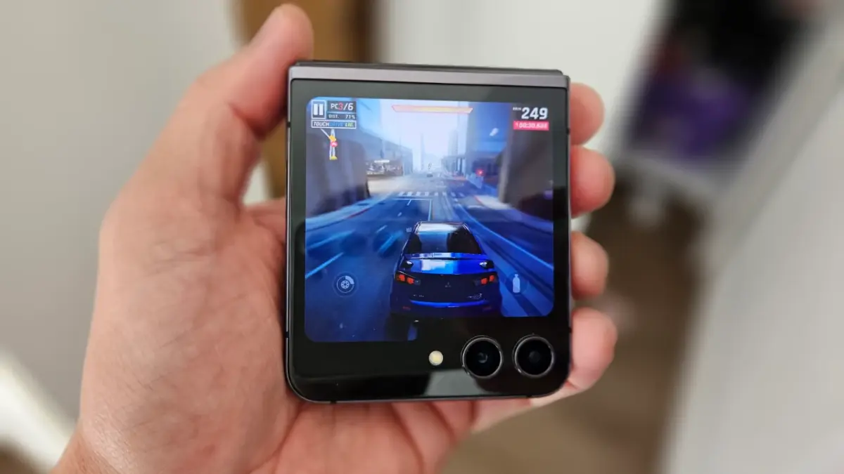 galaxy Z Flip5 rodando o jogo Asphalt Urban 9 na tela externa