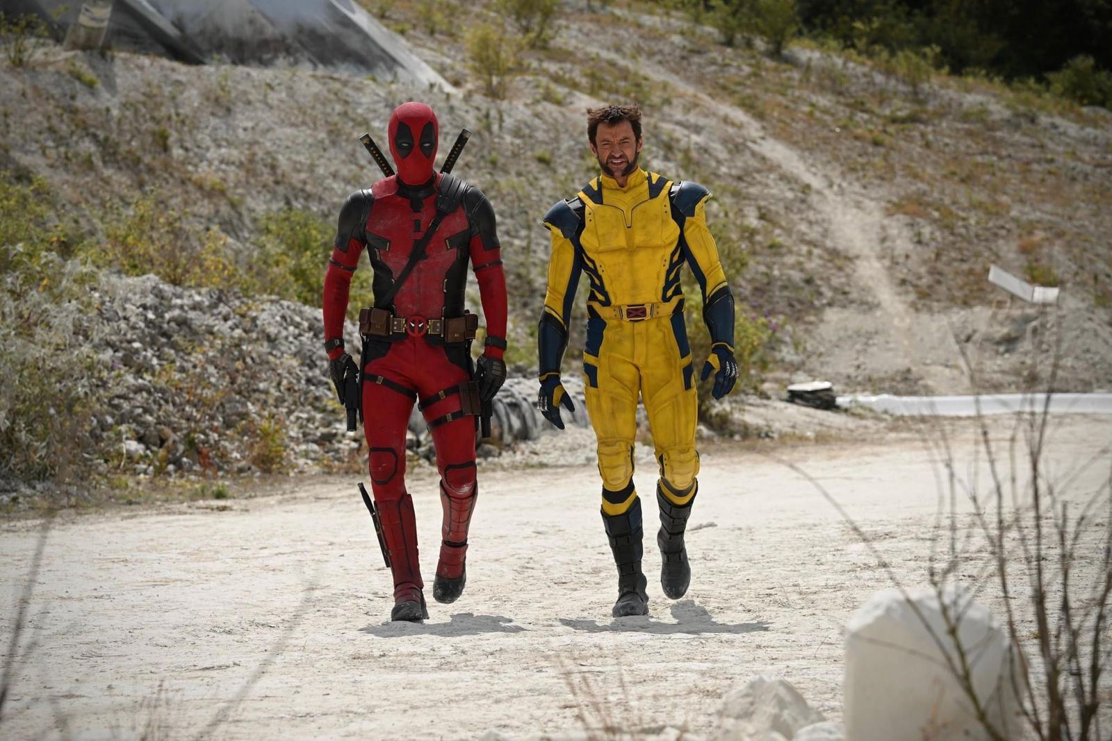 Imagem do filme Deadpool 3 mostrando o personagem junto ao Wolverine de Hugh Jackman