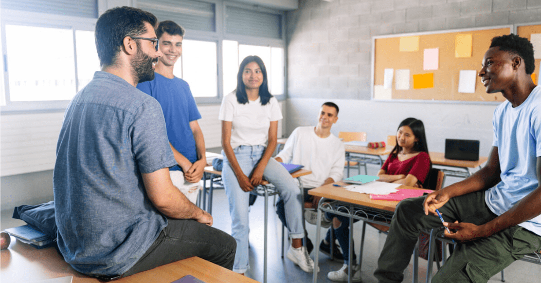 Pessoas reunidas em uma sala de aula de inglês