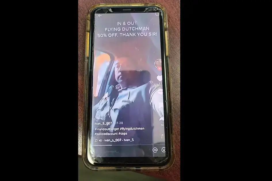 Vídeos TikTok de policial demitido