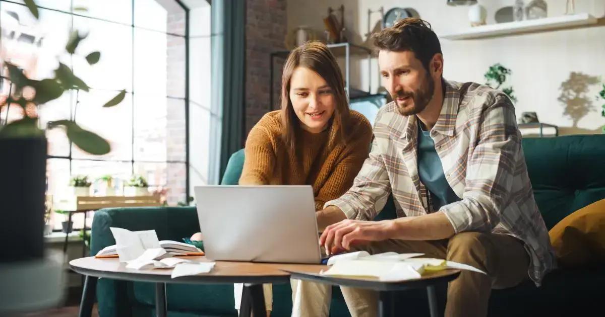 A palavra-chave com base no artigo é "secure family digital lives".