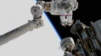 Astronauta na ISS Canadarm2