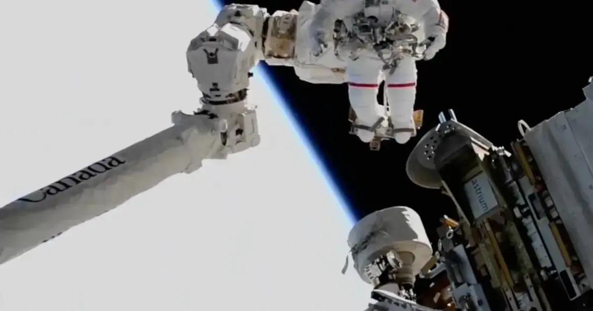 Astronauta na ISS Canadarm2