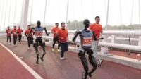 Corrida de robôs humanoides