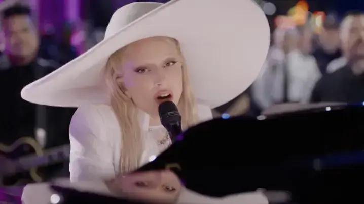 Lady Gaga encanta público com 'Hold My Hand' na véspera do Super Bowl LIX