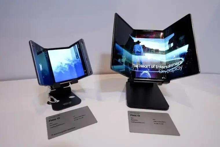 Triple screen foldable