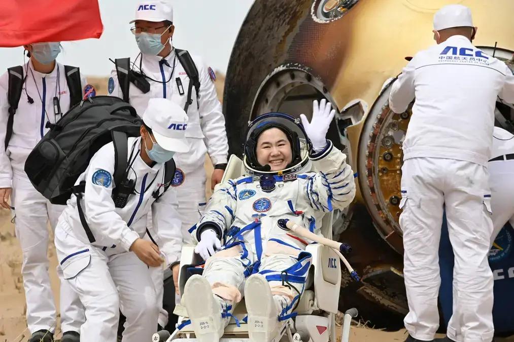 Taikonautas da Shenzhou-19 realizam missão histórica e voltam à Terra