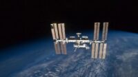ISS desvia de fragmento de foguete chinês para evitar colisão