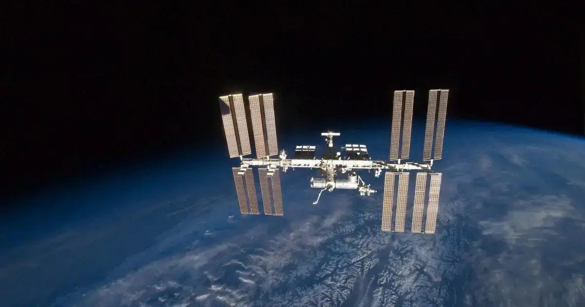 ISS desvia de fragmento de foguete chinês para evitar colisão