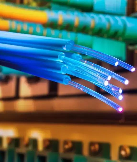 Mensagens quânticas transmitidas por fibra óptica de 254 km