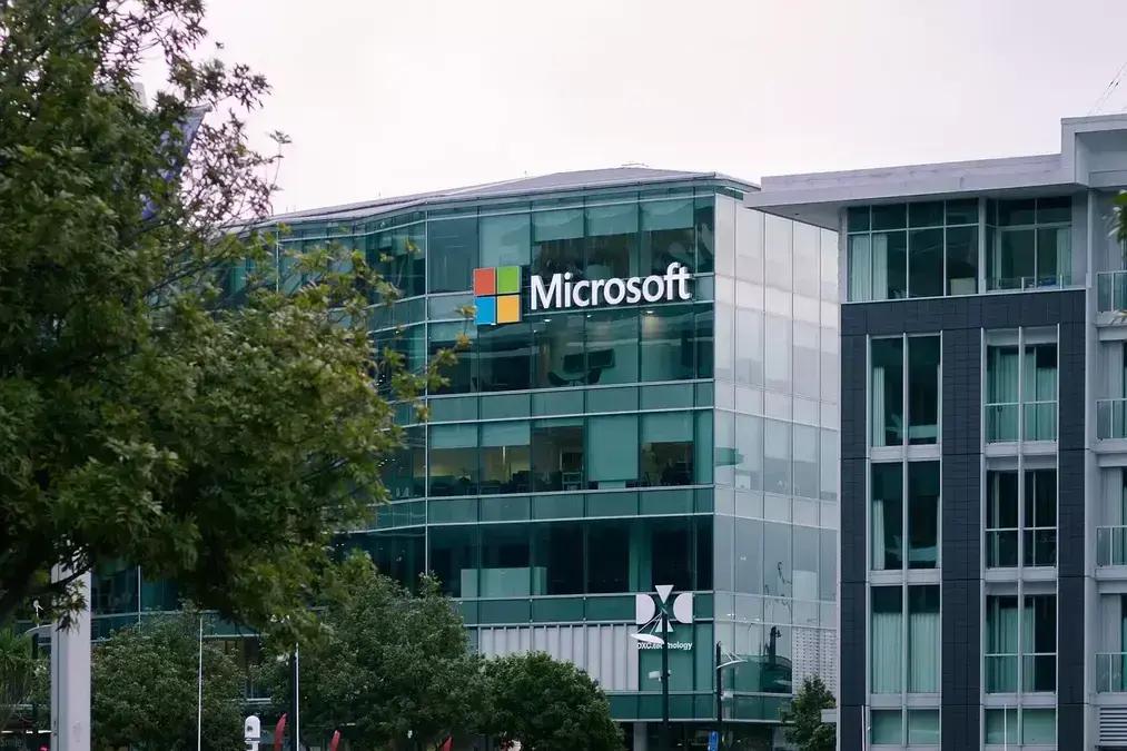 Microsoft surpreende com crescimento de receita e ações em alta