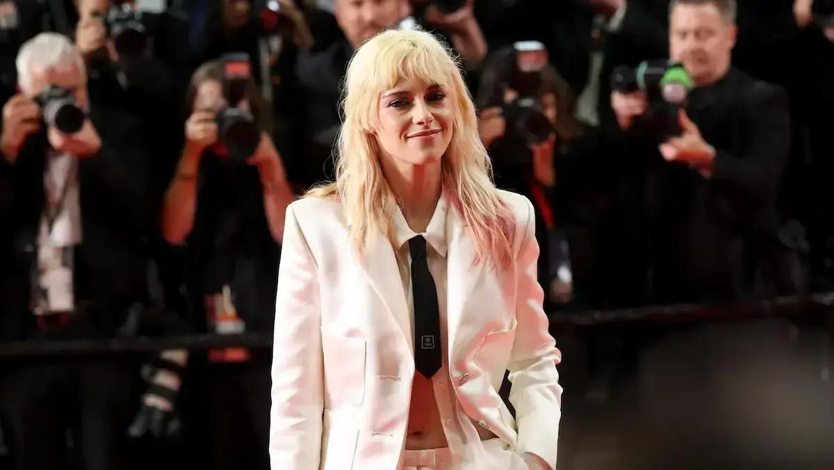 Kristen Stewart emocionada após estreia de 'The Chronology of Water' em Cannes