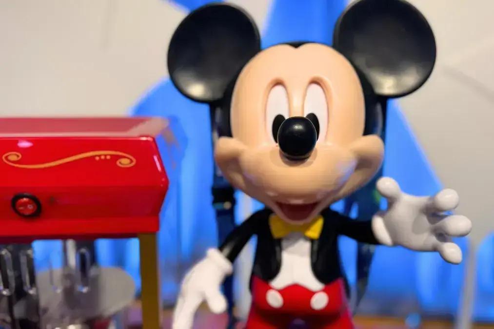 Disneyland lança balde de pipoca robotizado do Mickey Mouse para celebrar 70 anos