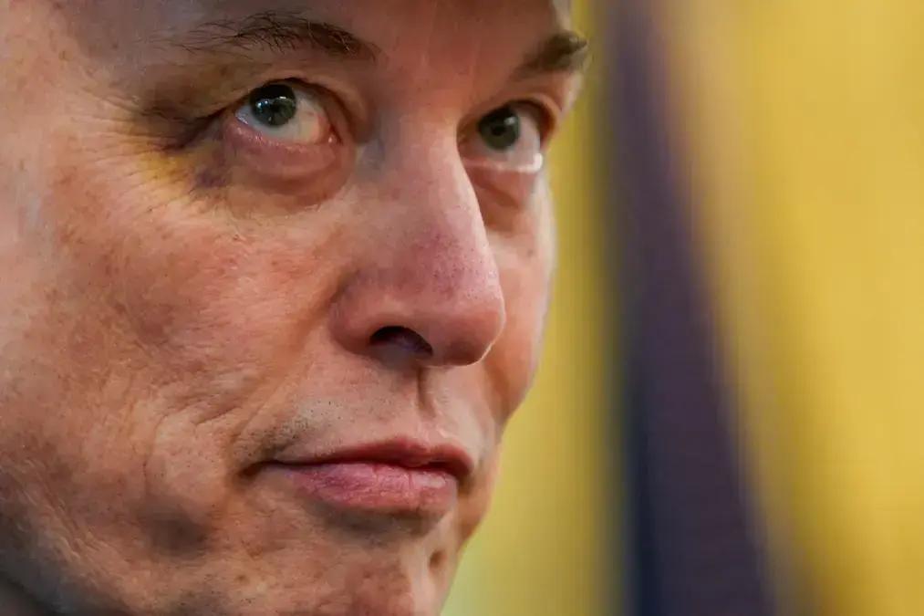 Elon Musk aparece com hematoma após evento com Donald Trump