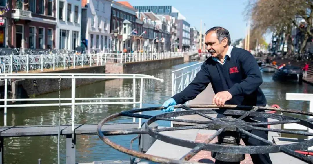 Eclusa na Holanda Inova com Campainha para Peixes
