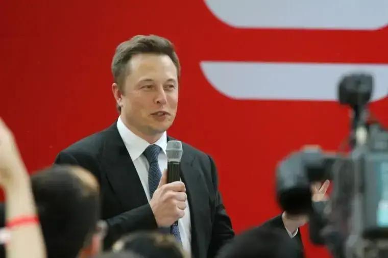 Elon Musk desmente boatos sobre troca de CEO na Tesla