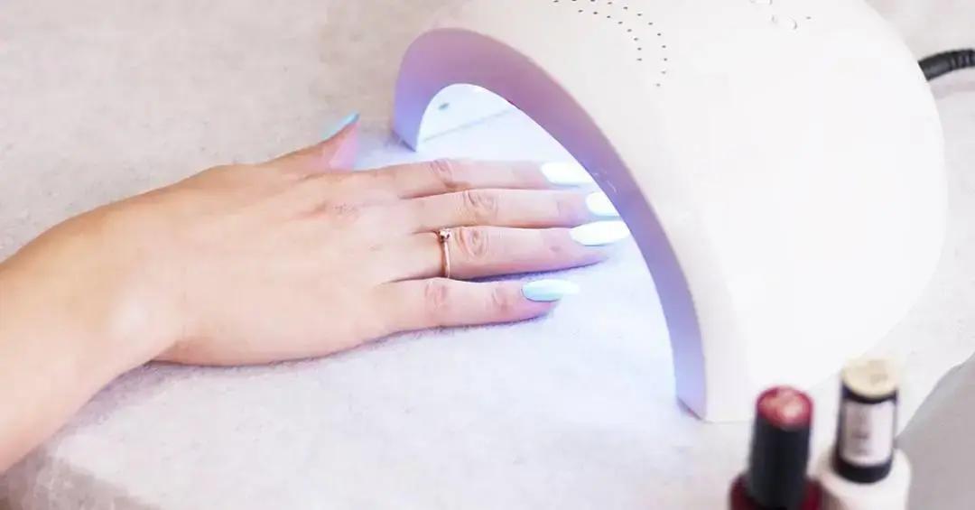 Esmalte escuro realmente faz as unhas crescerem mais rápido?